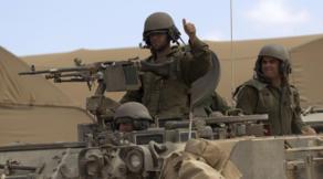 Soldados israeles en un tanque en la  la Franja de Gaza
