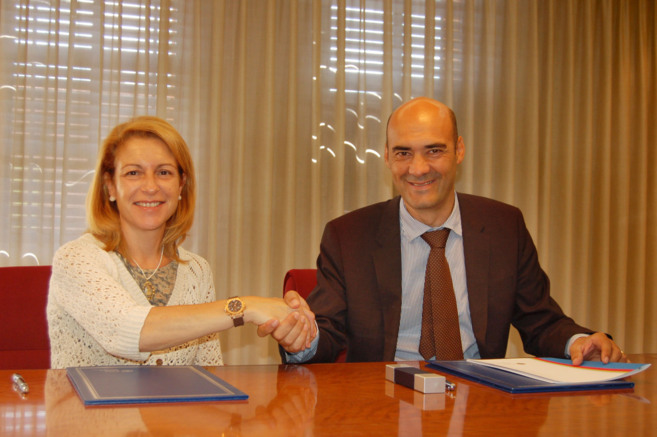 La rectora Rosa Visiedo y el presidente Sergio Marco firmando el...