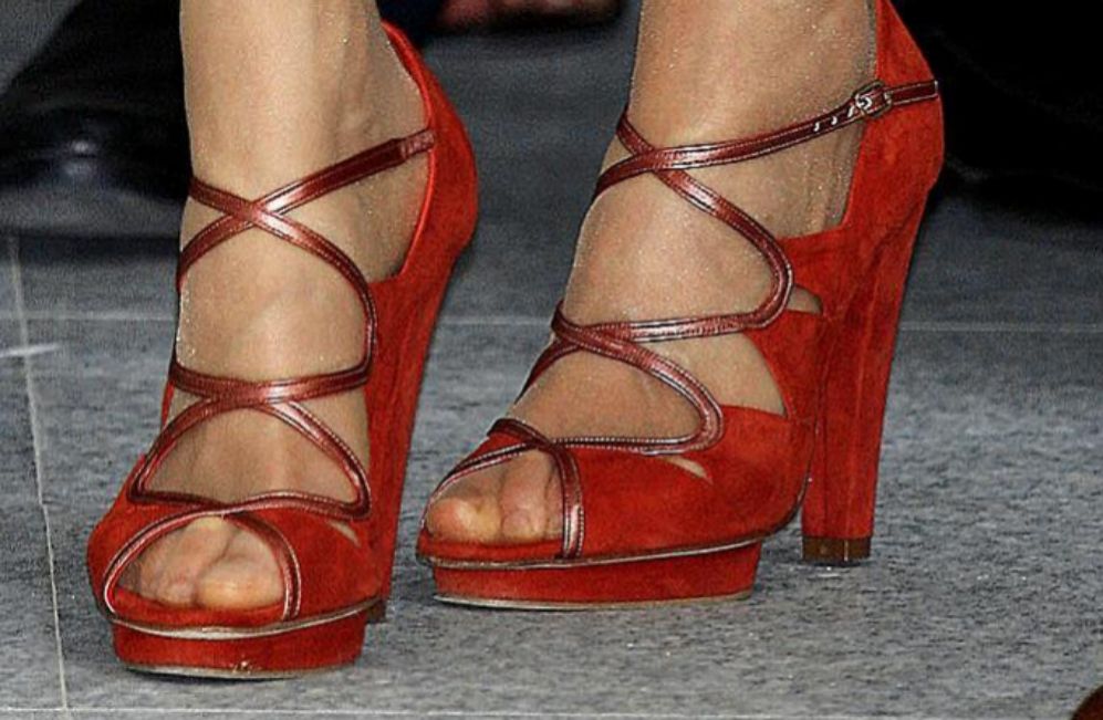 Sandalias de tiras de ante y cuero rojo con plafaforma visible.