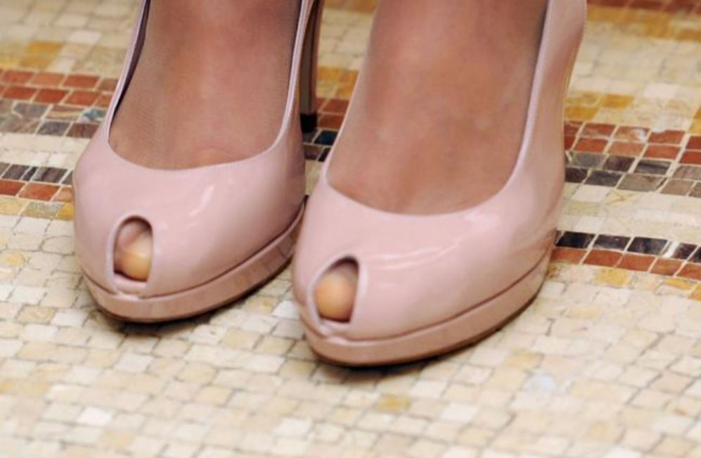 'Peep toes' de charol con pequea plataforma de color rosa.