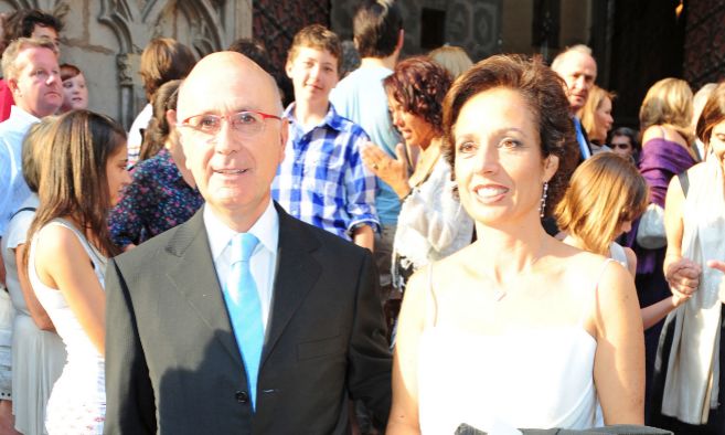 Josep Antoni Durn i Lleida junto a su mujer en la boda de Adriana...