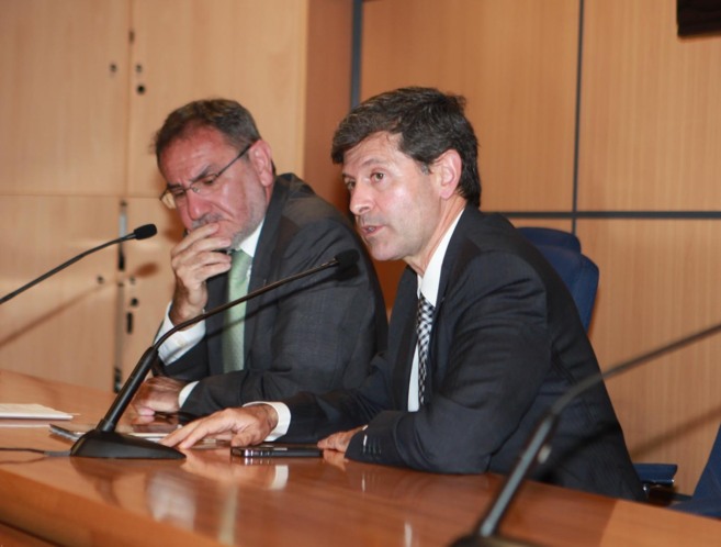 El alcalde, Alfonso Bataller, y el rector de la UJI, Vicent Climent,...