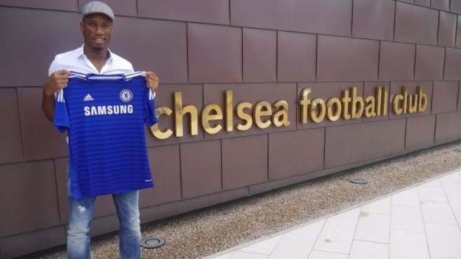 Drogba posa con la camiseta del Chelsea, adonde vuelve tras marcharse...