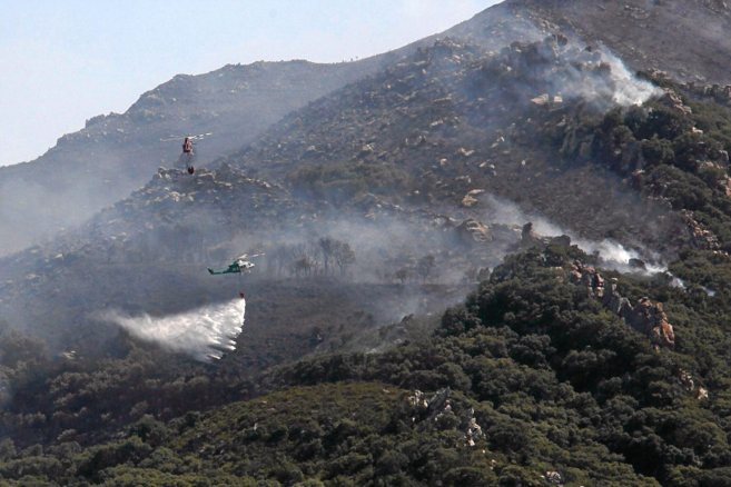 Dos helicpteros trabajando en la extincin del incendio de...