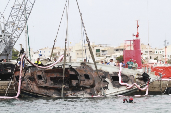 Imagen del velero incendiado tras ser remolcado hasta el puerto de...