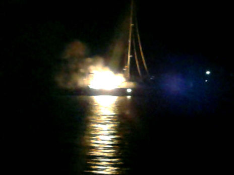 Fotografa del velero incendiado en Porto Colom.
