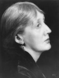 Virginia Woolf en un retrato de Man Ray.