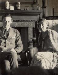 Virginia Woolf con el joven poeta T.S. Eliot en Garsington.