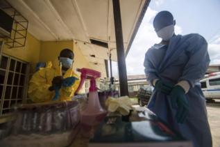 Profesional sanitario con mascarillas y guantes en Sierra Leona.