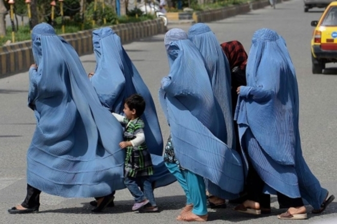 Mujeres afganas con burka, caminan en grupo.