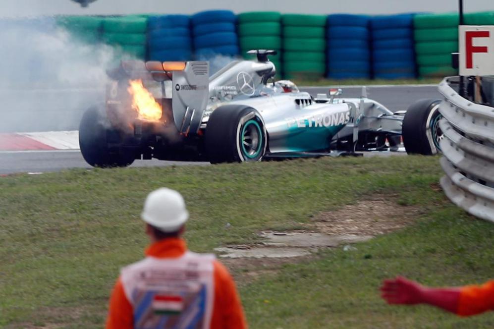 El coche de Hamilton arde durante la primera sesin de clasificacin...