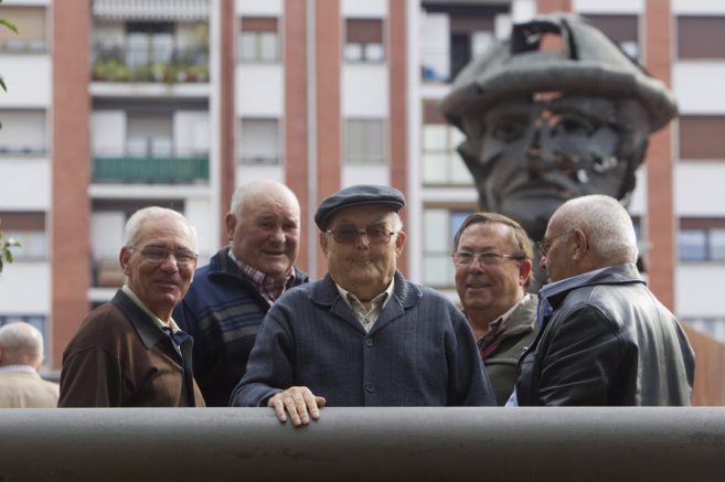 Un grupo de pensionistas vascos, en una plaza del municipio vizcaíno...