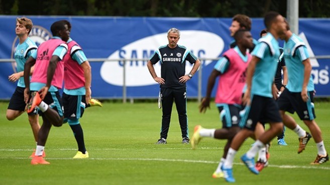 Mourinho, durante un entrenamiento con el Chelsea.