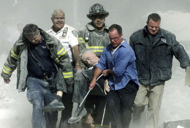 Bomberos trasladan al capelln de los bomberos de Nueva York tras el...
