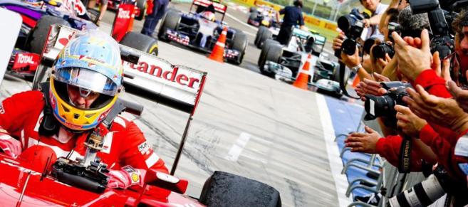 Alonso baja del Ferrari tras su segundo puesto en Hungaroring.