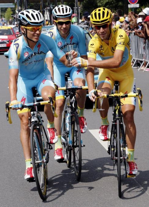 Vincenzo Nibali brinda por el triunfo con sus compaeros de equipo.