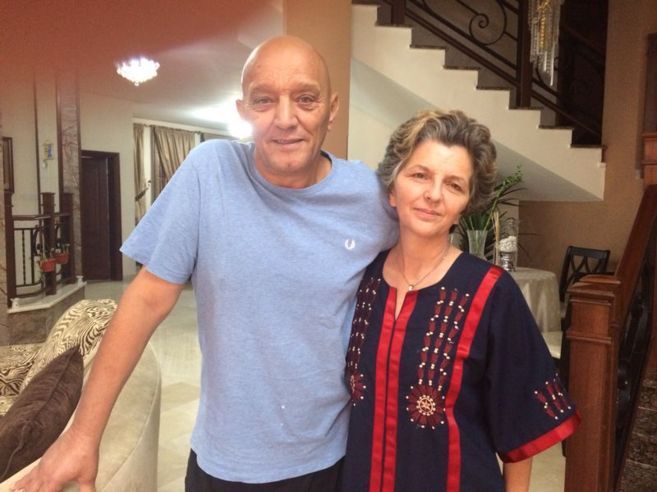 Mercedes, junto a su marido, en su casa de Bengasi.