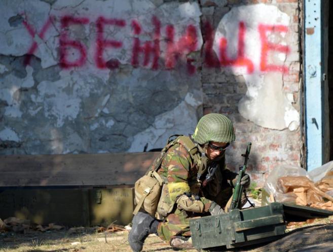 Un miembro del batallón ucraniano Donbass, en busca de munición en...