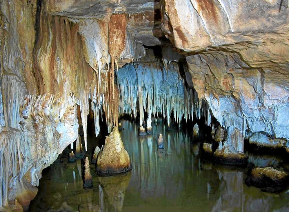 Uno de los lagos de las cuevas de Cala Blanca, en Ciutadella, que...