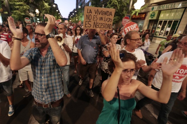 Personas protestando por el suicidio del activista en Granada