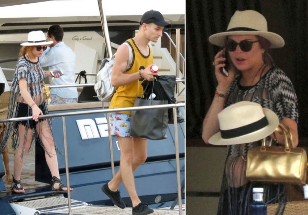 La actriz Lindsay Lohan desembarca con un amigo en Ibiza.