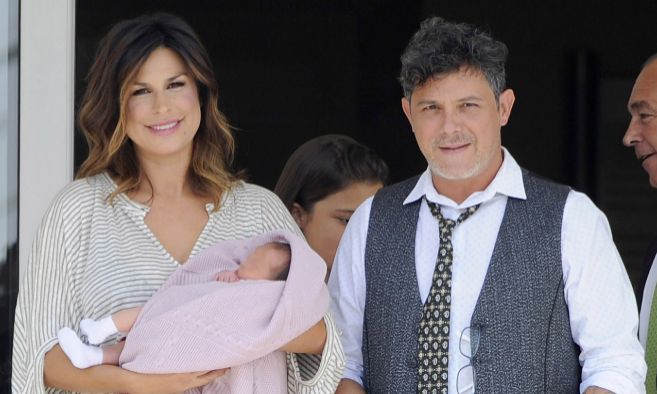 Raquel Perera y Alejandro Sanz presentan a su hija Alma en la Clnica...