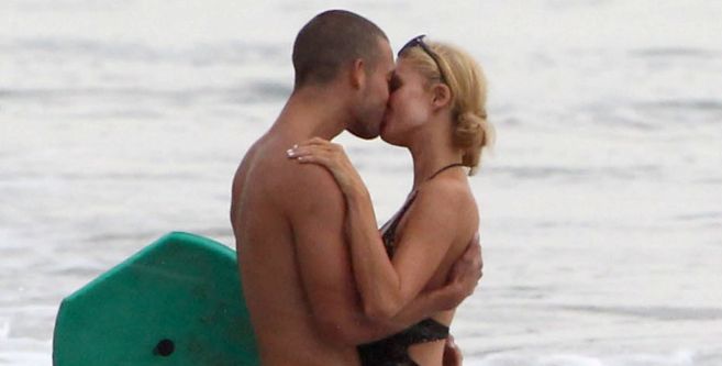 Paris Hilton se besa con un joven desconocido en las playas de...