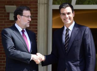 Mariano Rajoy estrecha la mano de Pedro Snchez en el Palacio de la...