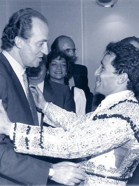 Csar Rincn se abraza a Don Juan Carlos tras la Beneficencia de...