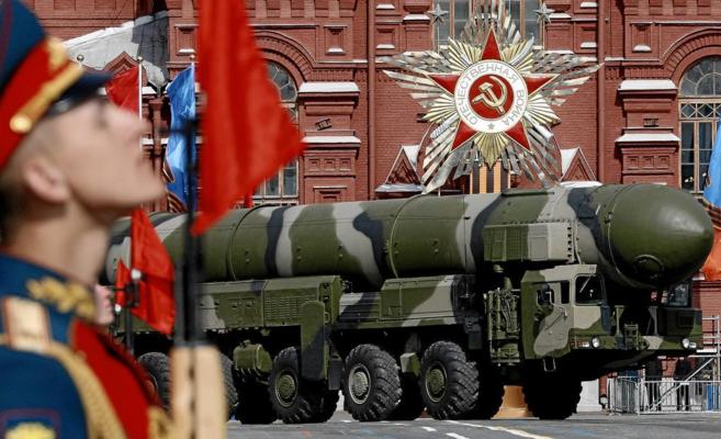 Un misil ruso atraviesa la Plaza Roja de Mosc durante una...