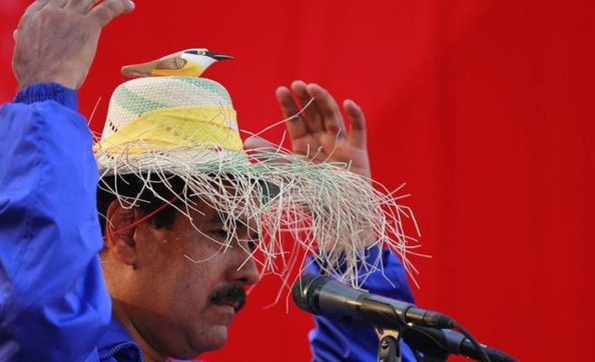 Maduro exhibe el gorro de paja con el polmico pajarito.