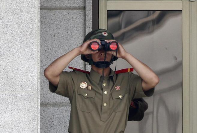 Un soldado norcoreano mira por los prismticos en Pyongyang.