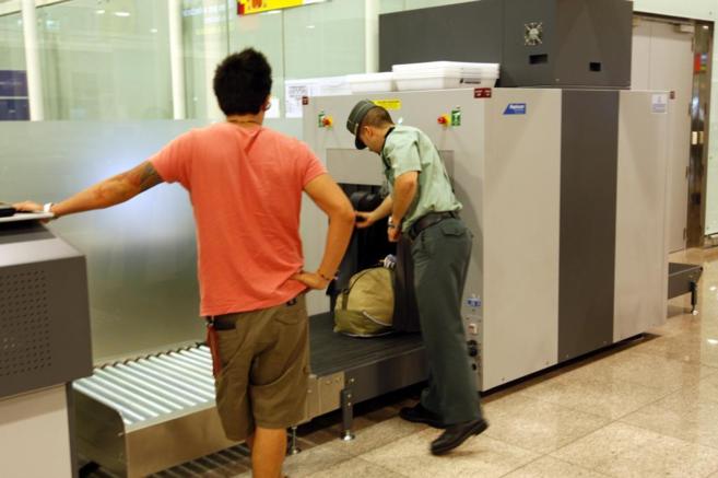 Control de aduana de la guardia civil en el aeropuerto del Prat en...