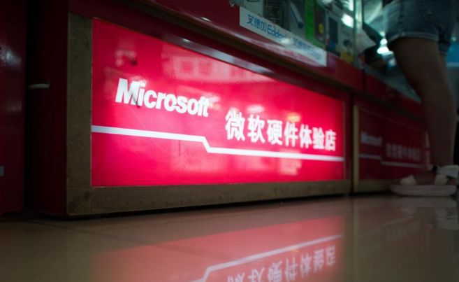 El logo de Microsoft en una tienda de electrónica de Shanghay