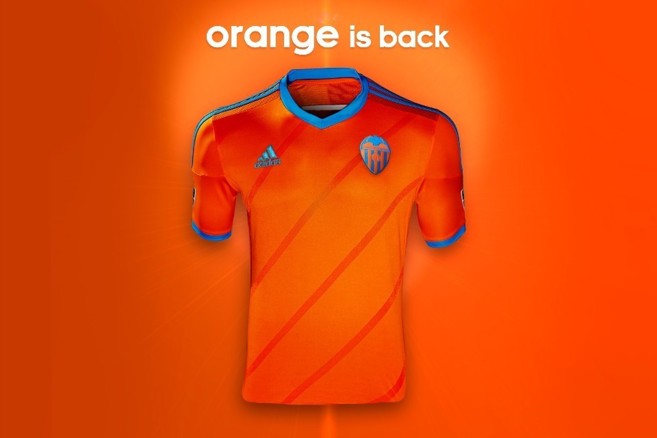 Imagen promocional de la nueva camiseta del Valencia.