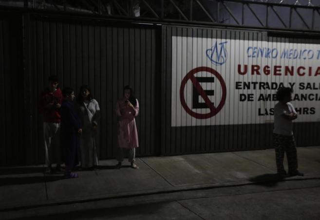 La gente espera fuera de sus casas en Ciudad de Mxico tras el...