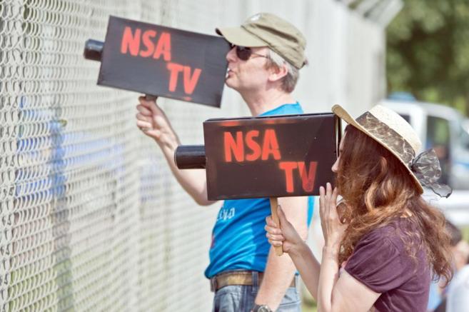 Dos manifestantes protestan contra el espionaje por la Agencia...