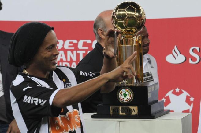 Ronaldinho posa con la Recopa Sudamericana.
