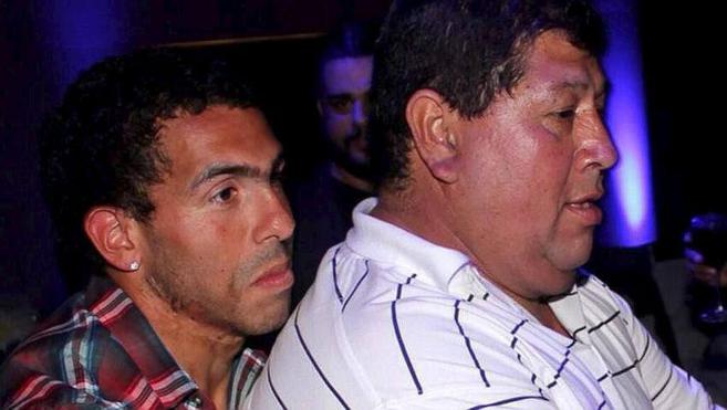Carlos Tevez (i) junto a su padre, secuestrado recientemente por unos...