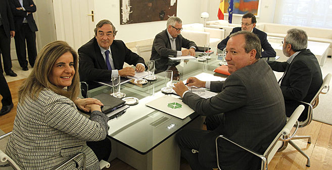 La ministra Ftima Bez y Mariano Rajoy con los lderes de los...
