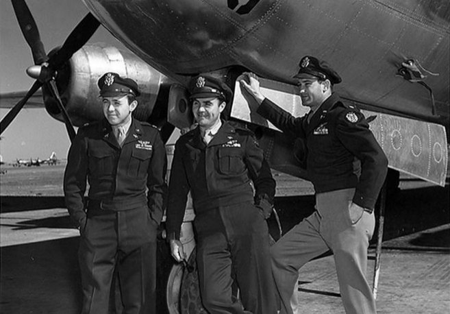 Van Kirk, primero por la izquierda, junto al bombardero 'Enola Gay'.