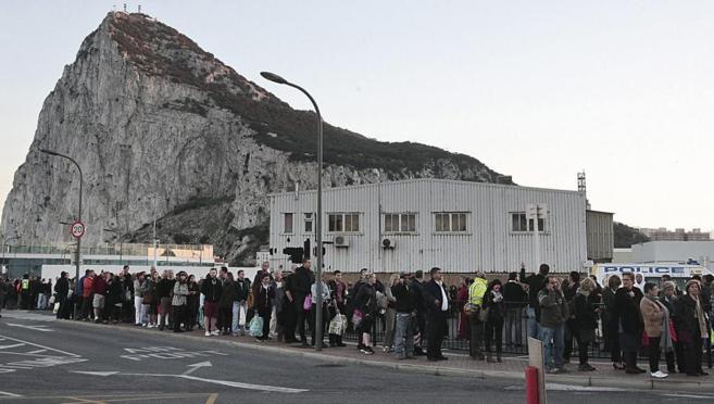 Una imagen de las largas colas para salir a pie de Gibraltar, el...