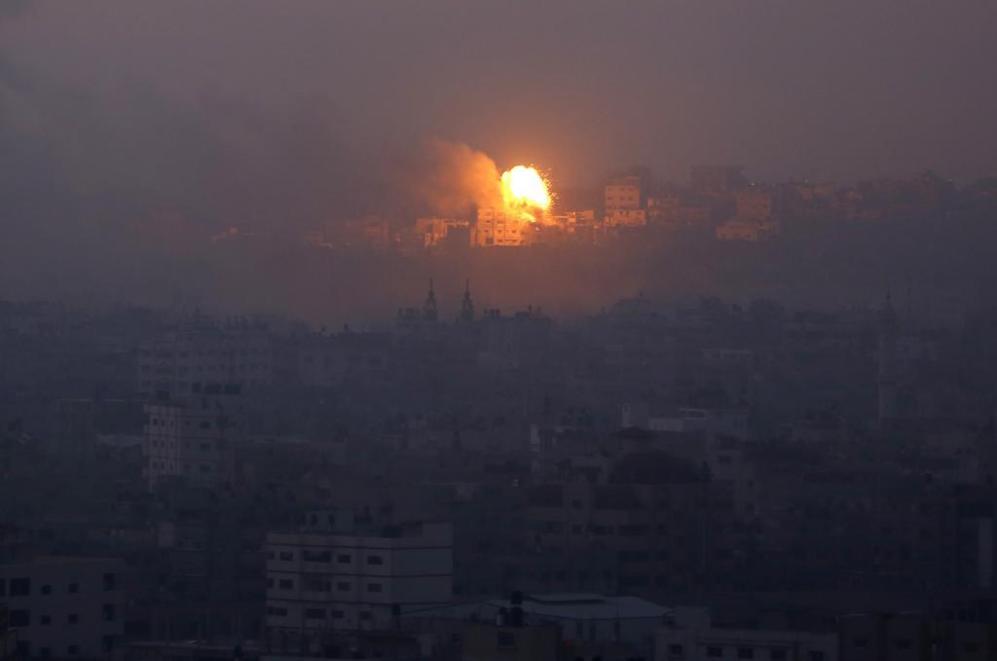 Una bola de fuego sobre la periferia de la Ciudad de Gaza tras un...