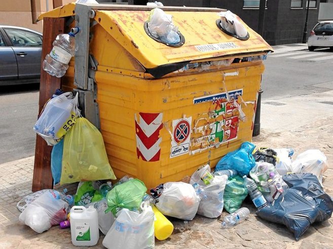 Contenedor rodeado de basuras en el barrio de El Molinar.