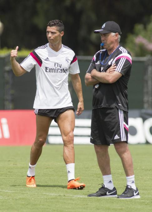 Cristiano y Ancelotti durante el ltimo entrenamiento del equipo en...