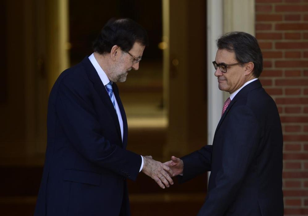 Rajoy y Mas se saludan, prcticamente, sin intercambiar las miradas.