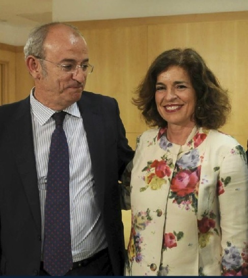 El delegado de Las Artes, Pedro Corral, junto con la alcaldesa, Ana...