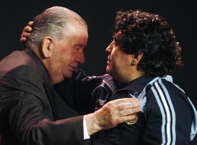 Grondona abrazando a Diego Armando Maradona en 2009