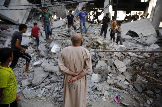 Palestinos se concentran junto a una mezquita destruida en un...