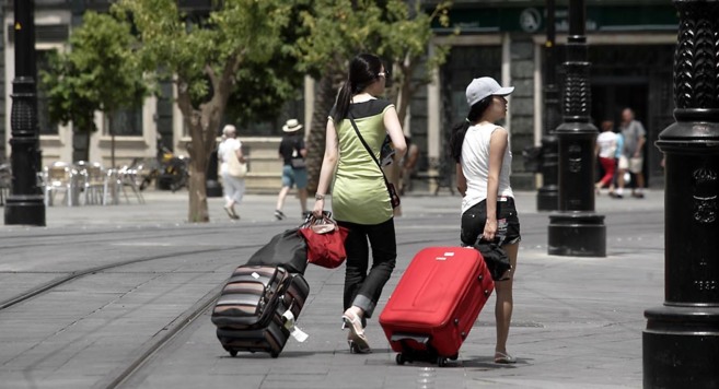 Dos turistas japonesas arrastran sus maletas por la Avenida de la...